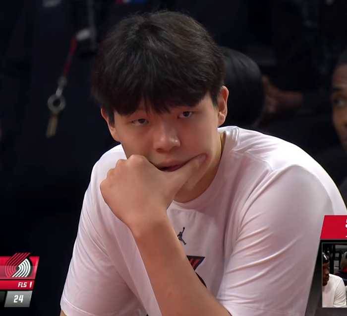 进攻犯规+走步+被隔扣+三分打铁！杨瀚森只打1分53秒，就惨遭斯帅弃用