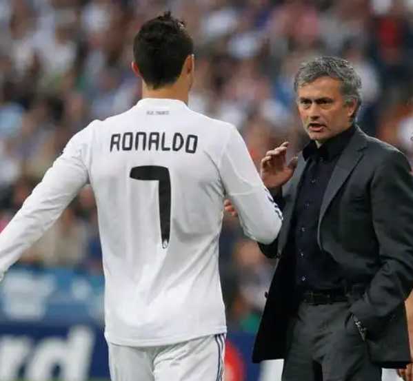 前皇马主帅爆料！穆帅狠骂C罗，更衣室差点落泪，两人都太好胜