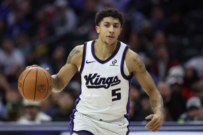 全能小伙！国王24号秀克利福德8中5得到12分6板5助6断