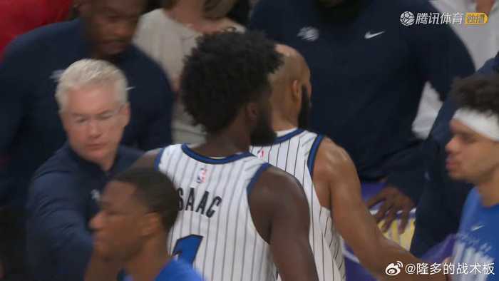 湖人首节33-25领先魔术