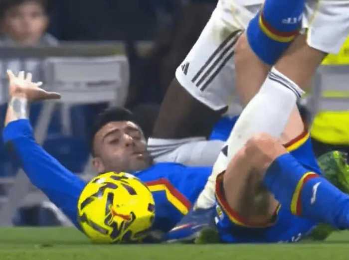 西甲裁判认定吕迪格膝击应判红牌，VAR未介入引争议